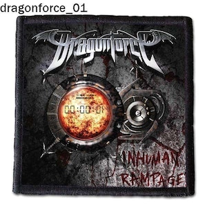Pode incluir: Um patch quadrado com o nome da banda "Dragonforce" em letras prateadas. O design apresenta um elemento semelhante a um relógio com um centro flamejante exibindo "00:00:01" e o texto "INHUMAN RAMPAGE" em branco.