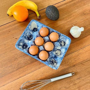 Ceramic Egg Box Decorated with Bubbles, Elegant Kitchen Storage, Practical and Decorative Craft Accessory