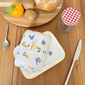 Beurrier en céramique décor traditionnel normand, format rectangulaire, rangement élégant pour cuisine, fait main, accessoire artisanal.