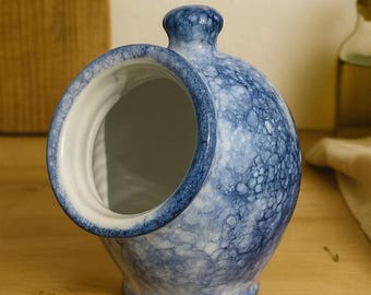 Zoutpot van keramiek versierd met bubbels, handgemaakte ambachtelijke pot, decoratief en praktisch keukenaccessoire