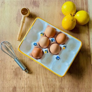 Boîte à œufs en céramique traditionnelle normande, rangement authentique pour cuisine, accessoire artisanal fait main