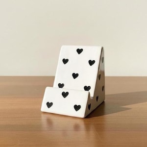 Soporte para tablet y smartphone de cerámica, decorado con corazones, hecho a mano, accesorio práctico y decorativo.