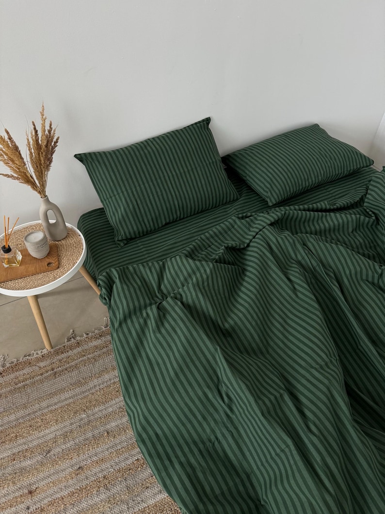 Puede incluir: Bedding verde a rayas con dos fundas de almohada a juego. La ropa de cama est&aacute; hecha de una tela suave y c&oacute;moda y tiene un aspecto relajado y casual.