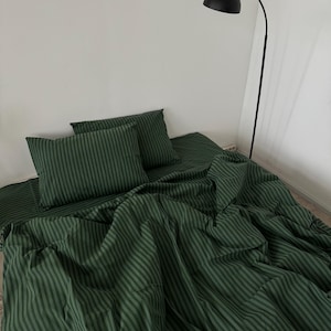 Puede incluir: Bedding de rayas verdes con dos fundas de almohada a juego. La ropa de cama est&aacute; hecha de una tela suave y c&oacute;moda, perfecta para un dormitorio.