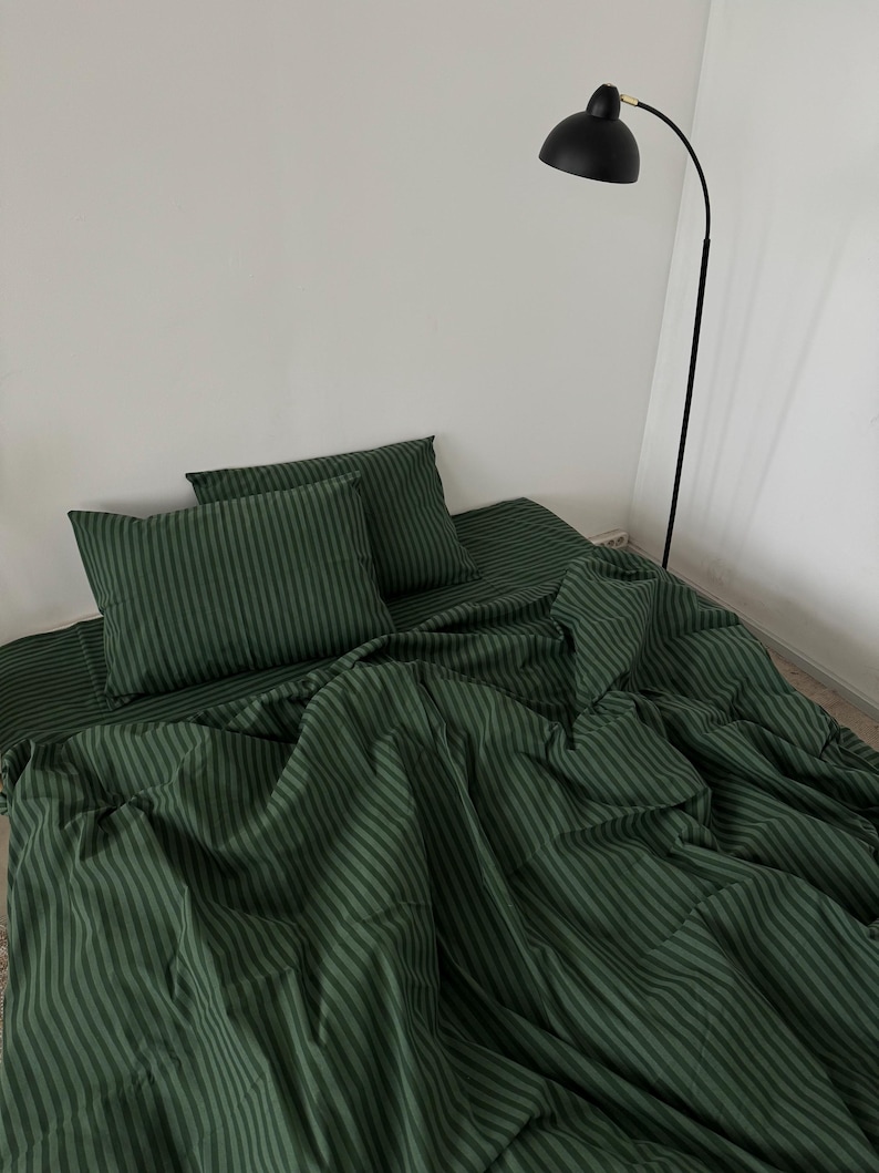 Puede incluir: Bedding de rayas verdes con dos fundas de almohada a juego. La ropa de cama est&aacute; hecha de una tela suave y c&oacute;moda, perfecta para un dormitorio.