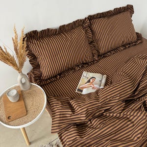 Conjunto de Cama Listrado Marrom e Bege com Babados – 4 Peças (2 Fronhas, Capa de Edredom, Lençol de Cima ou Baixo). 100% Algodão. Tamanho Personalizado.