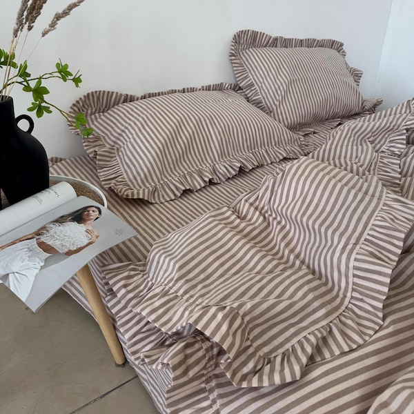 Bomullsset Cottagecore: Brunbeige randigt volangpåslakan, örngott och lakan