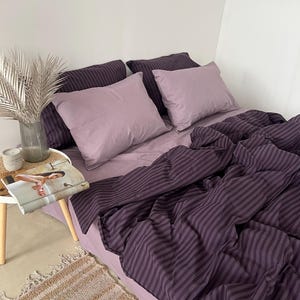 Puede incluir: Un conjunto de tres jarrones de cerámica de diferentes alturas y formas. Los jarrones están esmaltados con un acabado blanco mate, ofreciendo una estética minimalista. El jarrón más alto mide aproximadamente 25 cm.