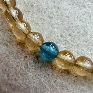 Pulsera de turmalina amarilla: microcuentas delicadas de 4 mm en tono miel, diseño apilable con triple acento tonal, joyería de energía vibrante.