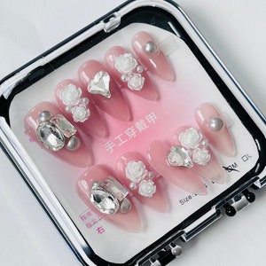 Appui long sur les ongles de taille M