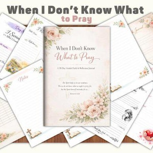 Könnte beinhalten: Ein Journal mit dem Titel "When I Don't Know What to Pray" mit floralem Design. Das Journal ist von mehreren Seiten mit floralen Akzenten und handschriftlichem Text umgeben. Die Seiten enthalten den Text "I Surrender" und "Hold My Heart".
