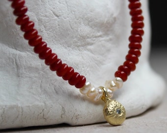Collier de perles de corail rouge : oursin en or 14 carats, aigue-marine et perle