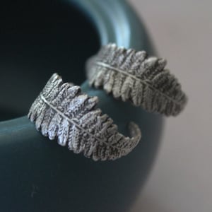 Pendientes de aro de helecho, pendientes de aro de naturaleza, pendientes de aro de hoja, aro de plata de ley, pendientes de hoja de helecho, joyería botánica, regalo para esposa