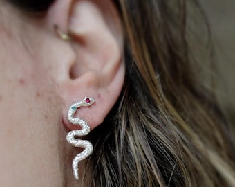 Boucles d'oreilles serpent en argent sterling texturé, yeux en zircon bleu rubis, bijoux gothiques inspirés par la nature