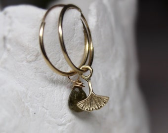 Créoles en or 9 carats avec feuille de ginkgo et tourmaline - Élégance minimaliste pour un chic de tous les jours - Cadeau d'anniversaire