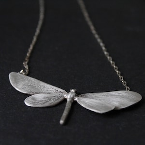 Collana con falena in argento sterling: ciondolo a forma di insetto fatto a mano