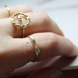Geschwungener Goldring 9k : Schlichtes Stapelring aus massivem Gold