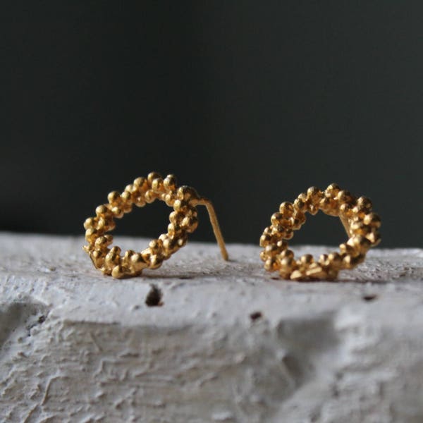 Petites boucles d'oreilles en or, clous d'oreilles cercle doré, boucles d'oreilles minimalistes, boucles d'oreilles granulation, cadeau pour elle, cadeau d'anniversaire