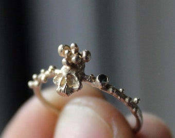 Bague tête de mort en or 9 carats : jonc de granulation de tourmaline verte