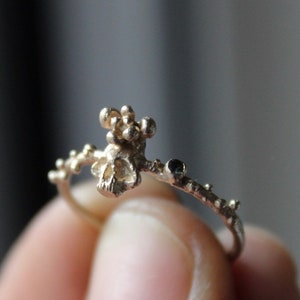 9K Gold Sugar Skull Ring: Green Tourmaline Granulation Band