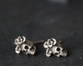 Sugar skull earrings-Dia de los muertos-Skull jewelry-Tiny skull earrings -Sugar skull jewelry-Frida Kahlo earrings-Gothic earrings for her