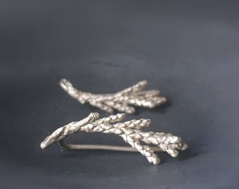 Pendientes trepadores de hoja de cedro en plata de ley: minimalistas