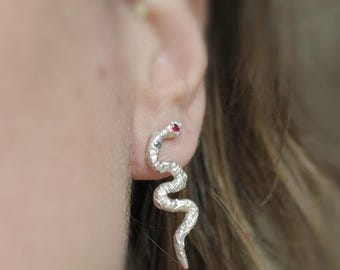 Pendientes de serpiente de plata de ley texturizada, ojos de circonita azul rubí, joyería gótica inspirada en la naturaleza.