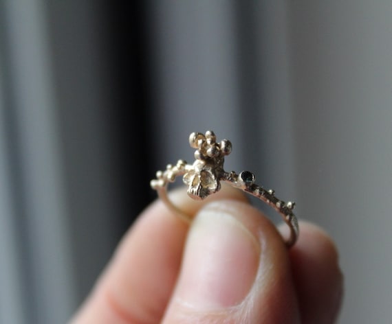 9K Gold Sugar Skull Ring: Green Tourmaline Granulation Band