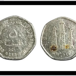 Può includere: Due monete d'argento degli Emirati Arabi Uniti. Una moneta presenta il numero 5 e testo arabo. L'altra moneta mostra tre torri di perforazione. Entrambe le monete hanno una forma eptagonale.