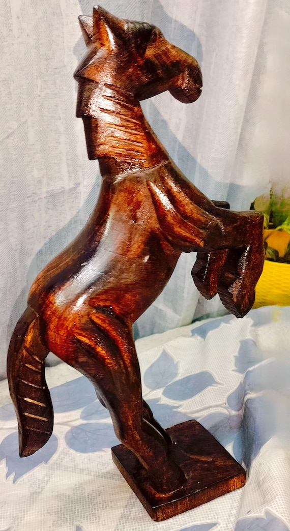 手作りの木製立ち上がる馬の像、インディアンの馬の置物、素朴な農家風