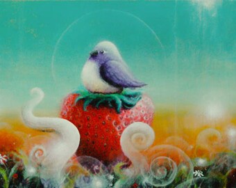Peut inclure: Peinture fantaisiste d'un oiseau violet perché sur une grosse fraise rouge. L'oiseau a une poitrine blanche et un halo. Des formes blanches tourbillonnantes et une flore colorée entourent la fraise, sur fond turquoise et jaune.