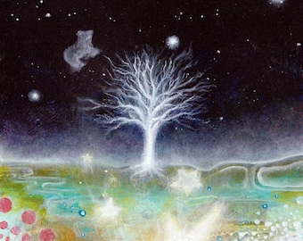 Pode incluir: Uma árvore branca com galhos nus fica em um campo sob um céu noturno escuro com estrelas brancas. A árvore é cercada por um campo de verde, azul e branco. Há pontos vermelhos no canto inferior esquerdo da imagem.