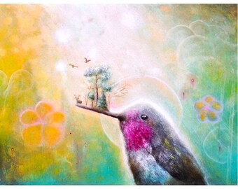 Könnte beinhalten: Ein Aquarellbild eines Kolibris mit einem kleinen Wald auf seinem Schnabel. Der Hintergrund ist ein weicher, farbenfroher verschwommener Bereich mit grün, gelb und blauen Farbtönen.