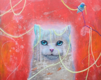 Puede incluir: Un gato blanco con ojos azules se sienta sobre un fondo rojo con cuerda amarilla y un pequeño pájaro azul posado en una rama. El gato sostiene una bola de hilo amarillo.