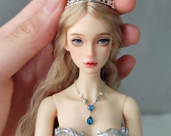 Miniaturowy srebrny zestaw tiary i naszyjnika z niebieskimi kryształami dla lalek BJD w skali 1:6