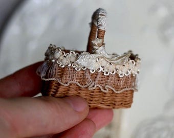 Ręcznie robiony miniaturowy koszyk wiklinowy z koronkową lamówką