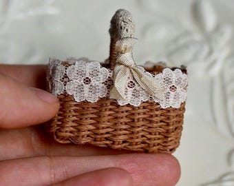 Miniaturowy pleciony koszyk z koronkową lamówką w kwiaty, dekoracja domku dla lalek