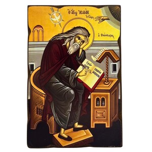 Könnte beinhalten: Eine religiöse Ikone, die eine sitzende Figur mit langen weißen Haaren und Bart zeigt, die ein weinrotes Gewand trägt. Die Figur schreibt in ein Buch, wobei Text sichtbar ist. Der Hintergrund ist gelb und gold, mit zusätzlichem Text und einem Heiligenschein.