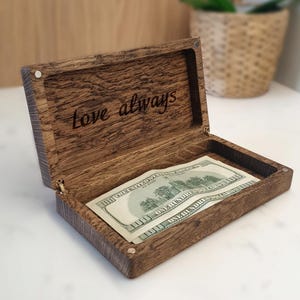 Tirelire personnalisée en bois, tirelire gravée sur tirelire de mariage, tirelire cachée, alternative unique à l'enveloppe d'argent pour cadeau de mariage