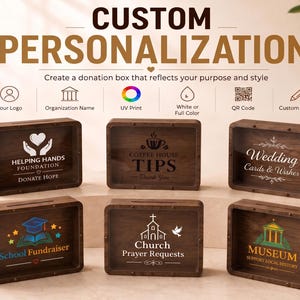 Puede incluir: Seis cajas de donaciones rectangulares de madera con paneles frontales transparentes, cada una con gr&aacute;ficos y textos personalizados &uacute;nicos que incluyen Helping Hands Foundation, Coffee House Tips, Wedding Cards & Wishes, School Fundraiser, Church Prayer Requests y Museum.