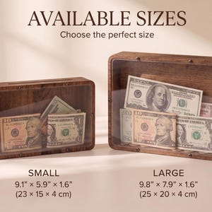 Puede incluir: Dos huchas rectangulares de madera con frente transparente y ranura superior para billetes. La caja peque&ntilde;a mide 23 x 15 x 4 cm y la grande mide 25 x 20 x 4 cm. Ambas contienen varios billetes de moneda estadounidense en su interior.