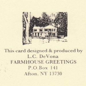 Pu&ograve; includere: Illustrazione in bianco e nero di una casa con un portico e alberi. Il testo "This card designed & produced by L.C. DeVona FARMHOUSE GREETINGS P.O. Box 141 Afton, NY 13730" &egrave; stampato sotto l'illustrazione.