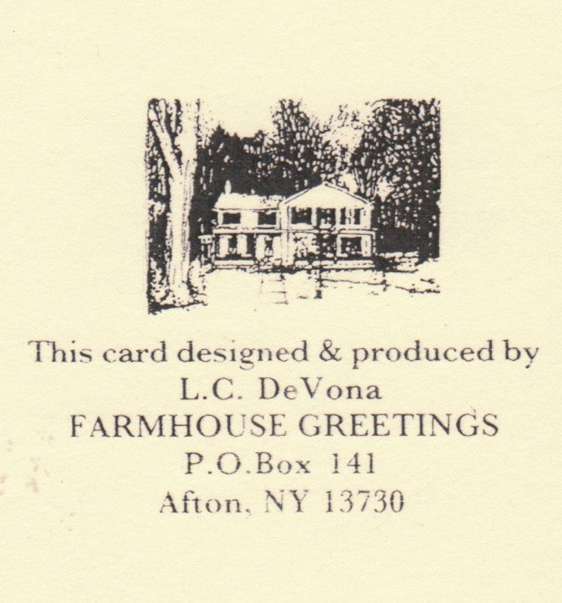 Pu&ograve; includere: Illustrazione in bianco e nero di una casa con un portico e alberi. Il testo "This card designed & produced by L.C. DeVona FARMHOUSE GREETINGS P.O. Box 141 Afton, NY 13730" &egrave; stampato sotto l'illustrazione.