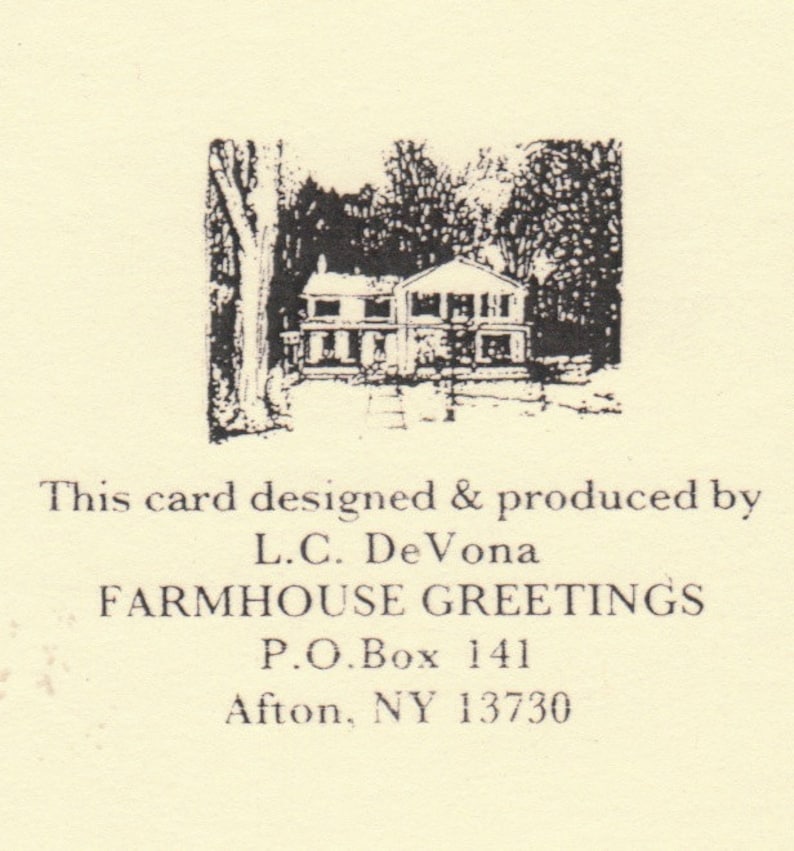 Puede incluir: Ilustraci&oacute;n en blanco y negro de una casa con un porche y &aacute;rboles. El texto "This card designed & produced by L.C. DeVona FARMHOUSE GREETINGS P.O. Box 141 Afton, NY 13730" est&aacute; impreso debajo de la ilustraci&oacute;n.