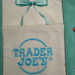 Bolsa pequena personalizada da Trader Joe's com os personagens da Ariel, Sebastião e Linguado da Disney. imagem 10