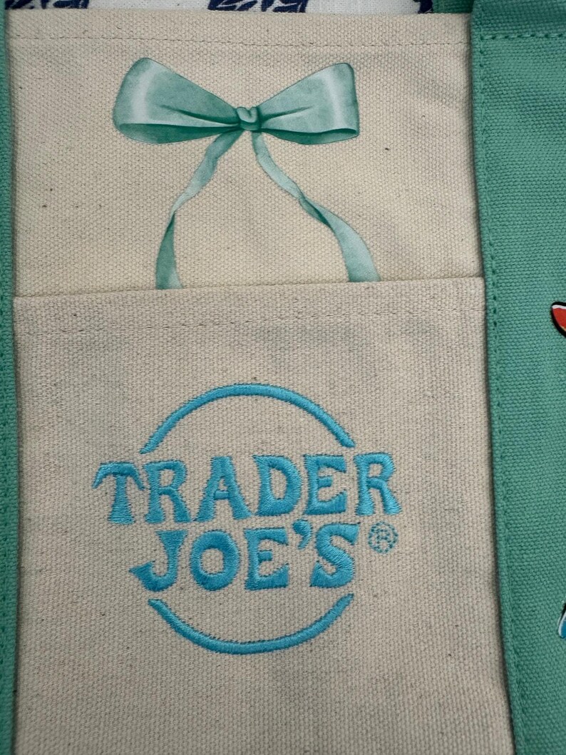 Bolsa pequena personalizada da Trader Joe's com os personagens da Ariel, Sebastião e Linguado da Disney. imagem 10