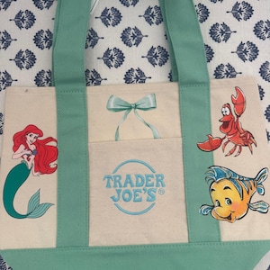 Bolsa pequena personalizada da Trader Joe's com os personagens da Ariel, Sebastião e Linguado da Disney. imagem 1