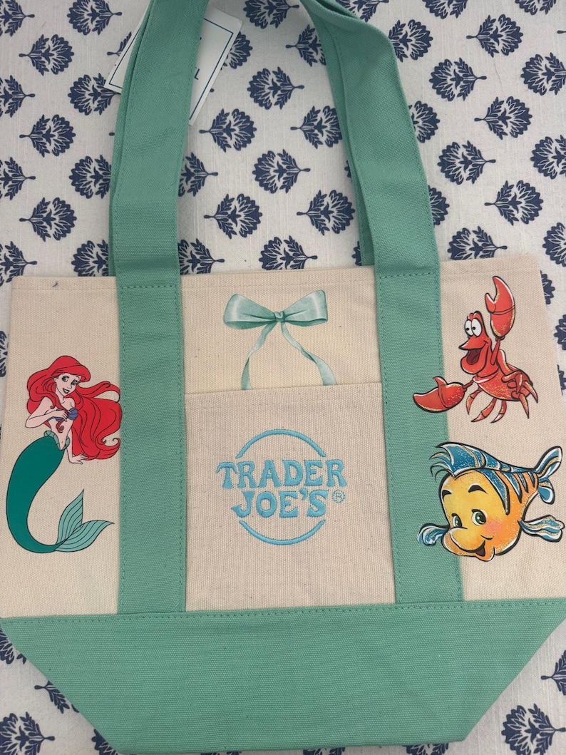 Bolsa pequena personalizada da Trader Joe's com os personagens da Ariel, Sebastião e Linguado da Disney. imagem 1