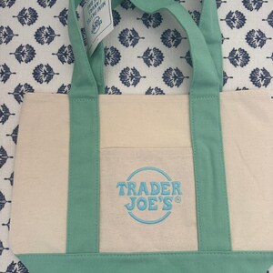 Bolsa pequena personalizada da Trader Joe's com os personagens da Ariel, Sebastião e Linguado da Disney. imagem 7