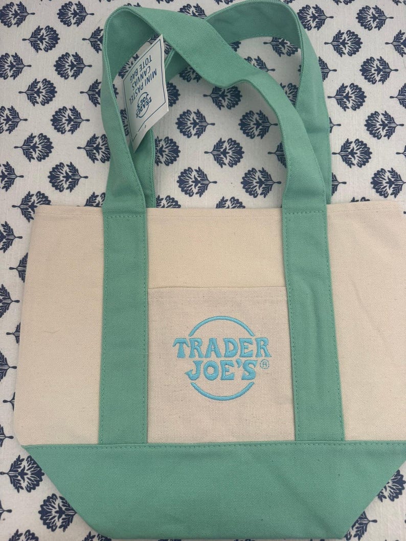 Bolsa pequena personalizada da Trader Joe's com os personagens da Ariel, Sebastião e Linguado da Disney. imagem 7